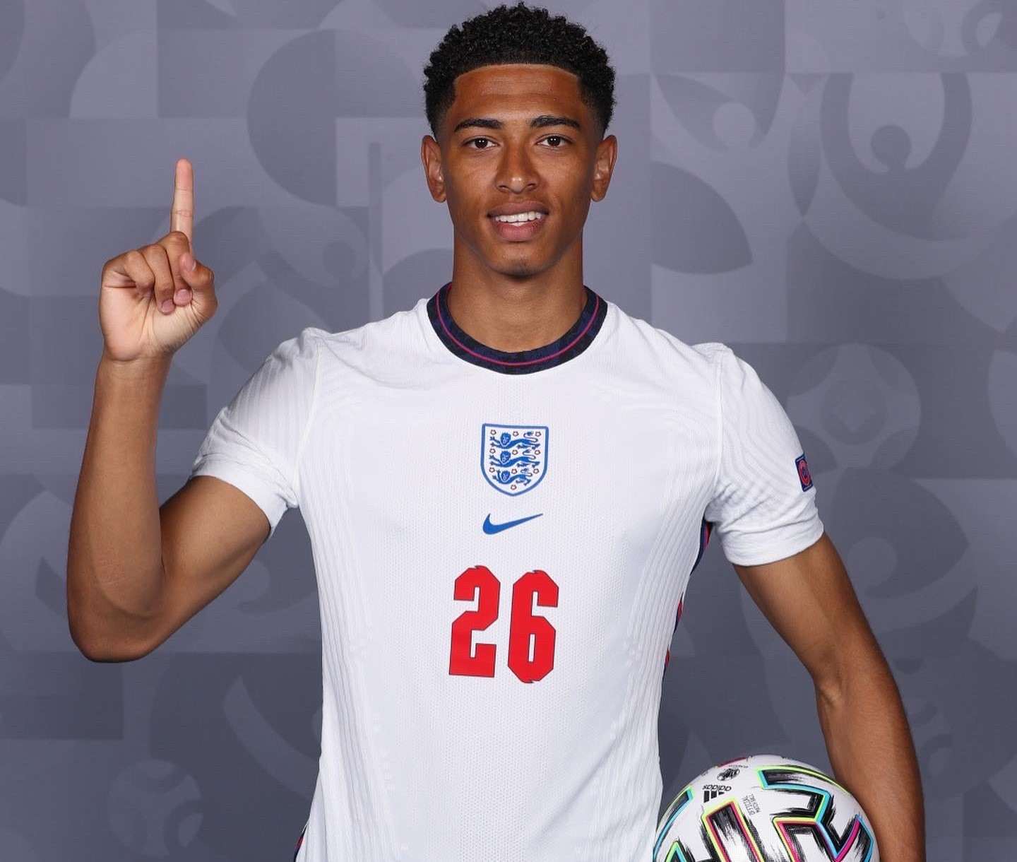 太阳报：C罗日收入48.8万英镑，与摩根采访时戴的手表值110万英镑（太阳报：C罗日薪48.8万英镑，摩根专访所戴腕表价值110万英镑）