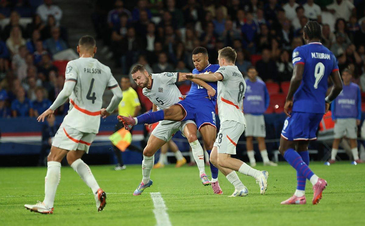 热议汪士钦红牌：对方踢人很隐蔽；染红动作太业余，狂性大发（汪士钦红牌掀争议：对手暗踢难察，染红动作过于业余，情绪一度失控）