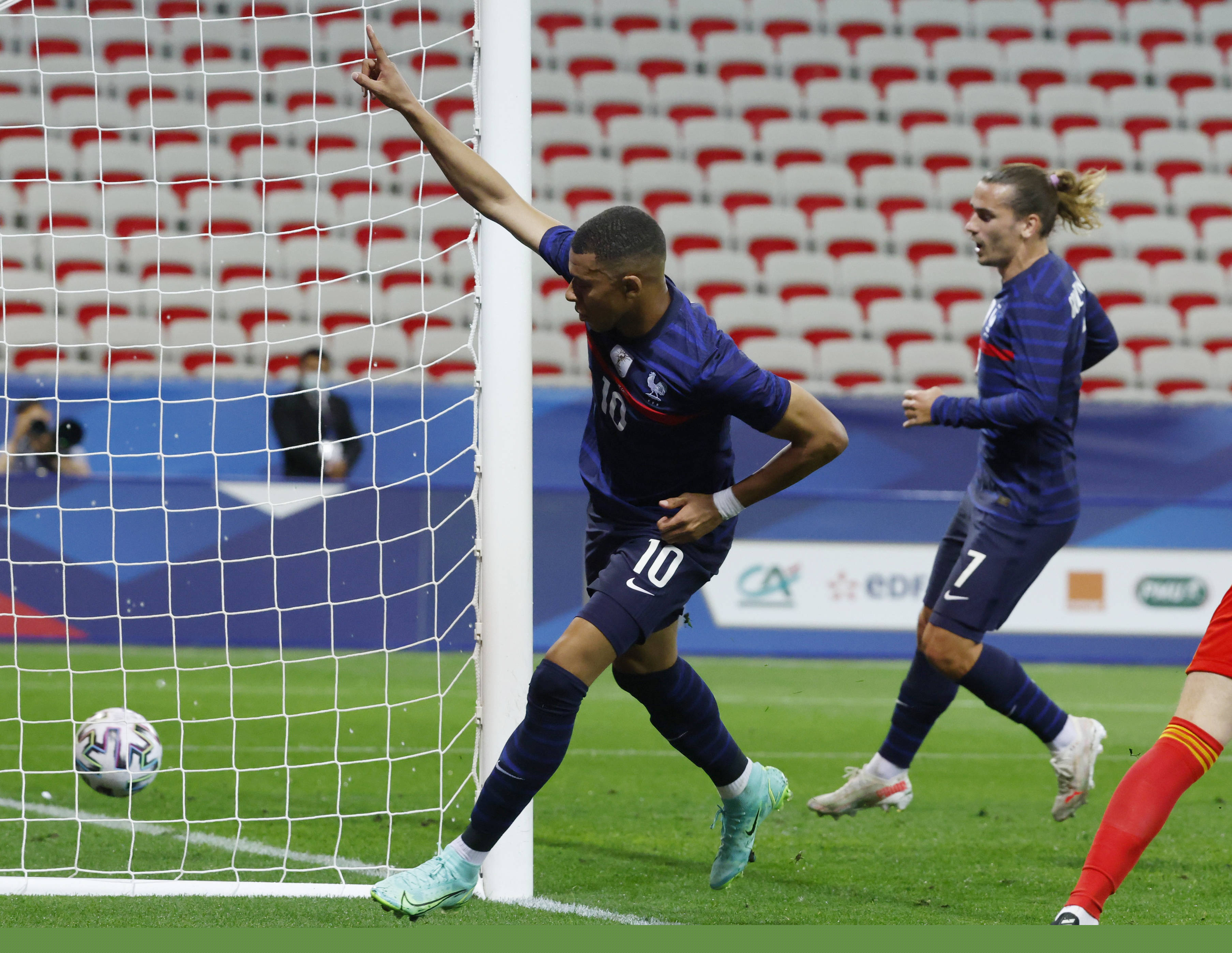 皇家奥维耶多vs奥萨苏纳：龙东、登东克尔首发，布季米尔、劳尔-加西亚出战（皇家奥维耶多对阵奥萨苏纳：龙东、登东克尔先发，布季米尔与劳尔-加西亚出场）