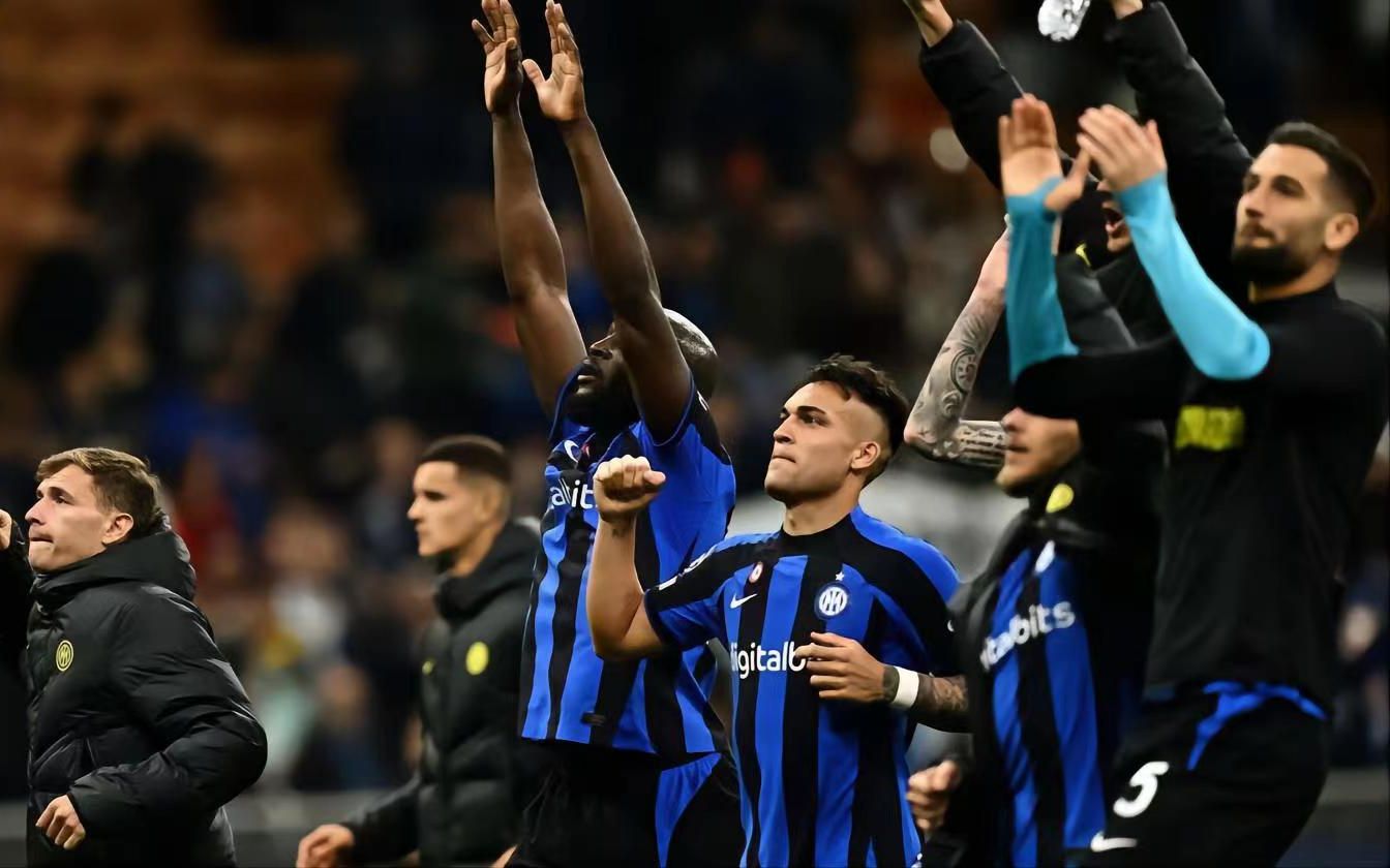 追梦将比肩库里，成为唯二代表勇士出战900场常规赛的球员（追梦将与库里并肩，成勇士队史仅两位常规赛出战900场的球员）